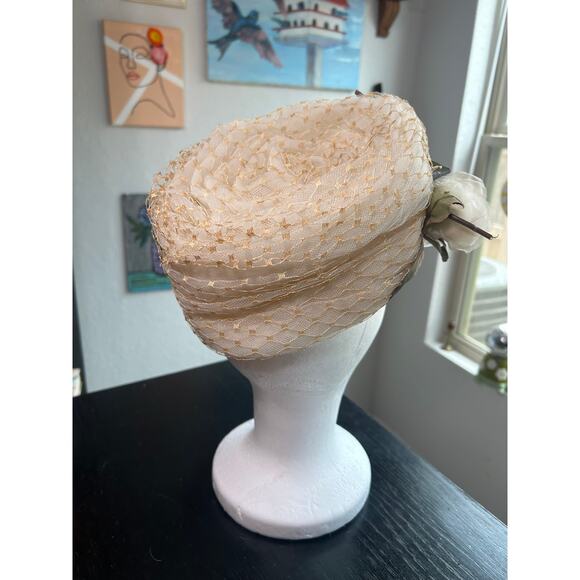 Union Made- Vtg- Pillbox hat- Cream with white floral accent- beige lace netting - Picture 2 of 7